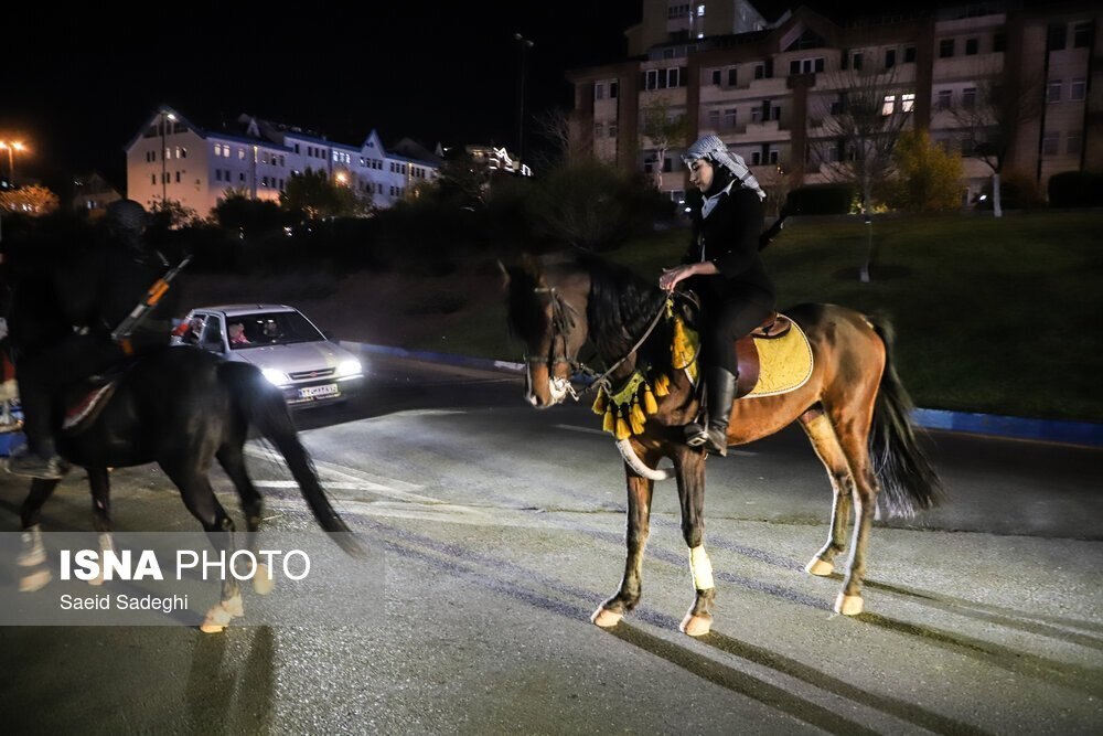 دختر تبریزی با اسب و تفنگ در تجمع شبانه حضور یافت+ عکس دختر تبریزی با اسب و تفنگ در تجمع شبانه حضور یافت+ عکس