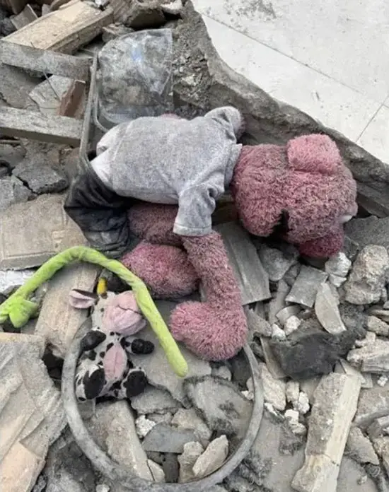 دلنوشته دردناک جنابخان برای عروسکش در آوارهای جنگ دلنوشته دردناک جنابخان برای عروسکش در آوارهای جنگ