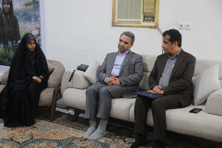 دیدار با خانوادههای شهدا بخشی از وظیفه اخلاقی وزارت آموزش و پرورش است دیدار با خانوادههای شهدا بخشی از وظیفه اخلاقی وزارت آموزش و پرورش است