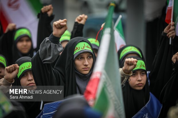 روایتی از نوجوانان انقلابی مشهد در اجتماع «بزرگ مشت های گره کرده» روایتی از نوجوانان انقلابی مشهد در اجتماع «بزرگ مشت های گره کرده»