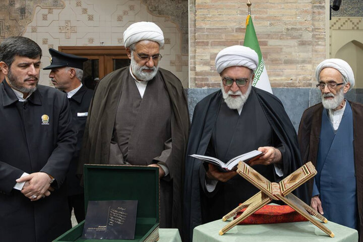 رونمایی از دستخط رهبر شهید انقلاب بر نسخه خطی نفیس قرآن مجید رونمایی از دستخط رهبر شهید انقلاب بر نسخه خطی نفیس قرآن مجید