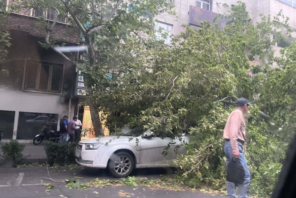 سرعت هولناک وزش باد در طوفان امروز تهران به ۹۰ کیلومتر بر ساعت رسید/ طوفان تا کی ادامه دارد؟ سرعت هولناک وزش باد در طوفان امروز تهران به ۹۰ کیلومتر بر ساعت رسید/ طوفان تا کی ادامه دارد؟