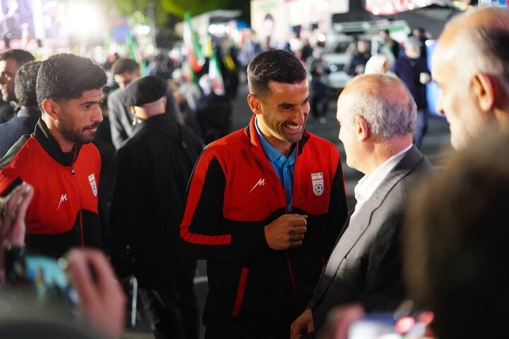 صحبتهای متفاوت بازیکنان تیم ملی فوتبال در جمع مردم صحبتهای متفاوت بازیکنان تیم ملی فوتبال در جمع مردم