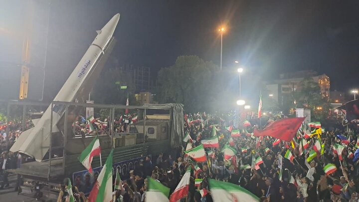 قدرت آهنین ایران در قلب تهران؛ موشک «قدر» مهمان مردم میدان ونک شد قدرت آهنین ایران در قلب تهران؛ موشک «قدر» مهمان مردم میدان ونک شد
