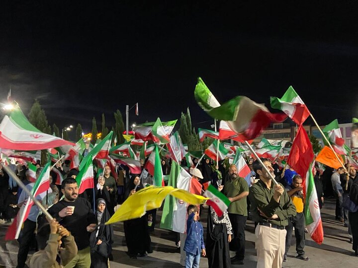 مردم خرمدشت برای پنجاه و پنجمین شب متوالی به خیابان آمدند مردم خرمدشت برای پنجاه و پنجمین شب متوالی به خیابان آمدند