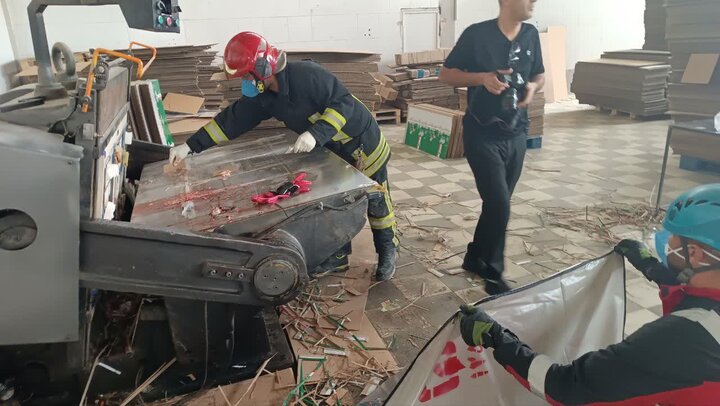 مرگ دلخراش کارگر ۳۰ ساله در دستگاه برش کارتن در مشهد مرگ دلخراش کارگر ۳۰ ساله در دستگاه برش کارتن در مشهد