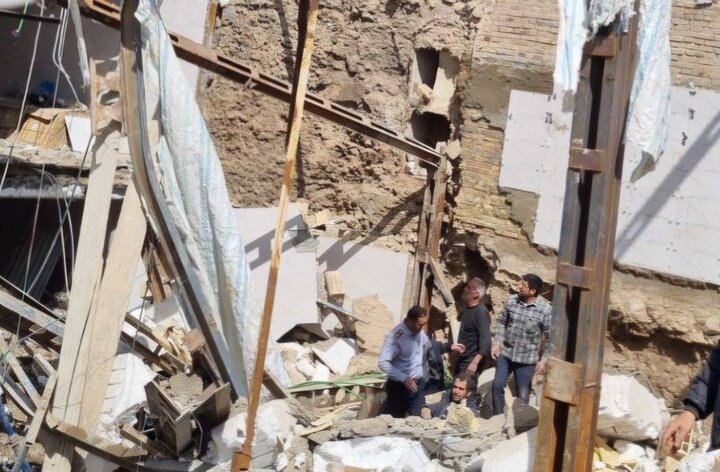 نجات ۲ کارگر از زیر آوار در ساختمان نیمهکاره تبریز؛ یک کارگر جان باخت نجات ۲ کارگر از زیر آوار در ساختمان نیمهکاره تبریز؛ یک کارگر جان باخت