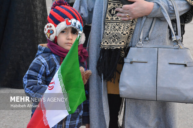 نصب تمثال شهیده «آوین امیرکاشانی» در یکی از میدان ری نصب تمثال شهیده «آوین امیرکاشانی» در یکی از میدان ری