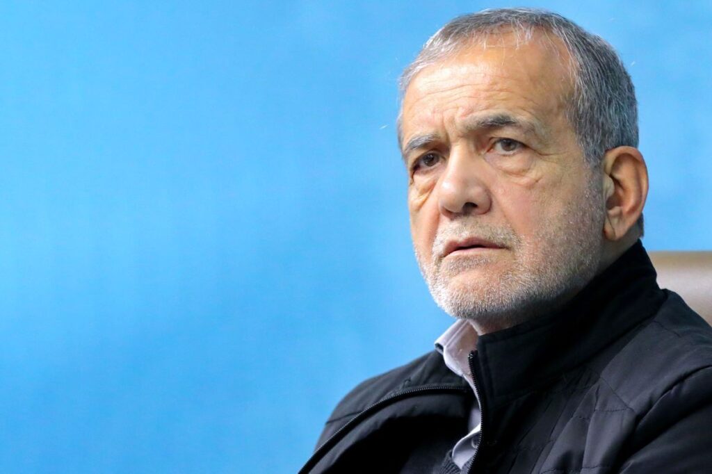 پزشکیان: ارتش در دفاع از امنیت ایران درنگ نمیکند/ ارتش در سختترین میدانها، حضوری تعیین کننده داشته پزشکیان: ارتش در دفاع از امنیت ایران درنگ نمیکند/ ارتش در سختترین میدانها، حضوری تعیین کننده داشته