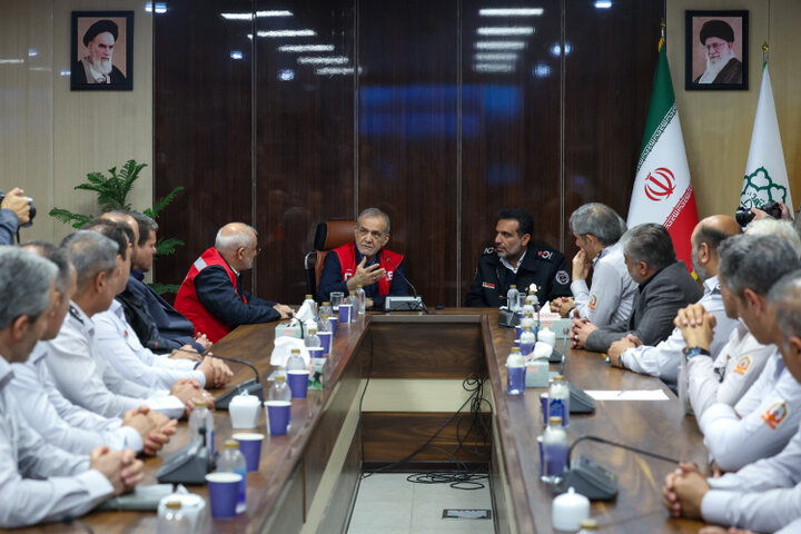 پزشکیان: عبور از چالشهای پیشرو بدون حضور و حمایت مردم ممکن نیست پزشکیان: عبور از چالشهای پیشرو بدون حضور و حمایت مردم ممکن نیست