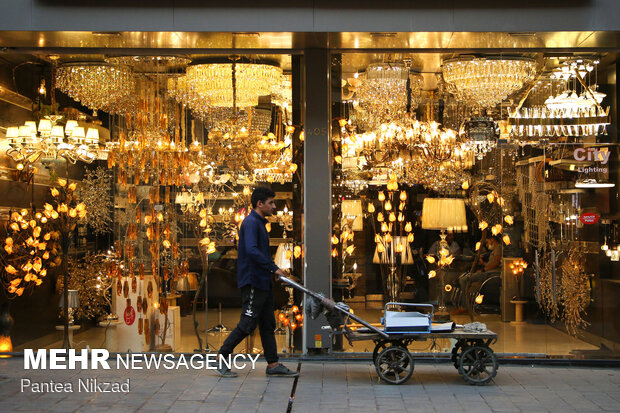 چراغهای روشنِ بیدلیل؛ عادتهای کوچک که مصرف برق را بالا میبرد چراغهای روشنِ بیدلیل؛ عادتهای کوچک که مصرف برق را بالا میبرد