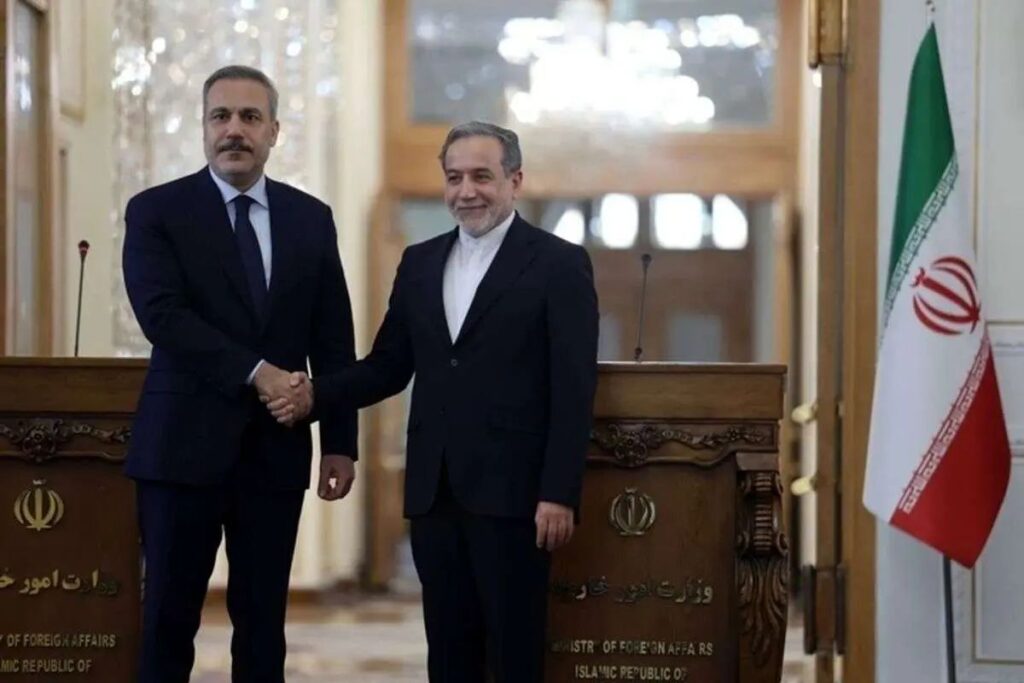 گفتوگوی عراقچی با هاکان فیدان، وزیر خارجه ترکیه گفتوگوی عراقچی با هاکان فیدان، وزیر خارجه ترکیه