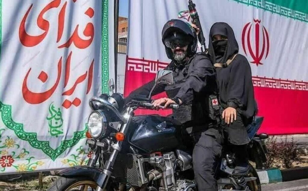 یک تصویر متفاوت/ بانوی مسلح روی موتور در میادین تهران + عکس یک تصویر متفاوت/ بانوی مسلح روی موتور در میادین تهران + عکس