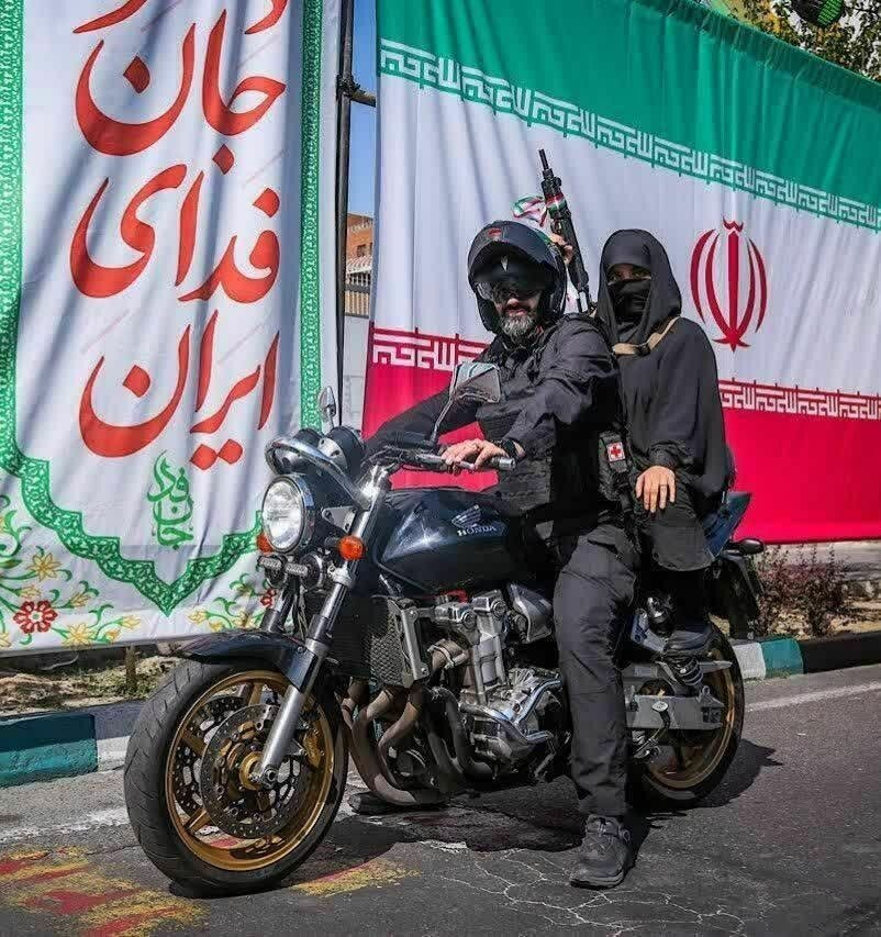 یک تصویر متفاوت/ بانوی مسلح روی موتور در میادین تهران + عکس یک تصویر متفاوت/ بانوی مسلح روی موتور در میادین تهران + عکس