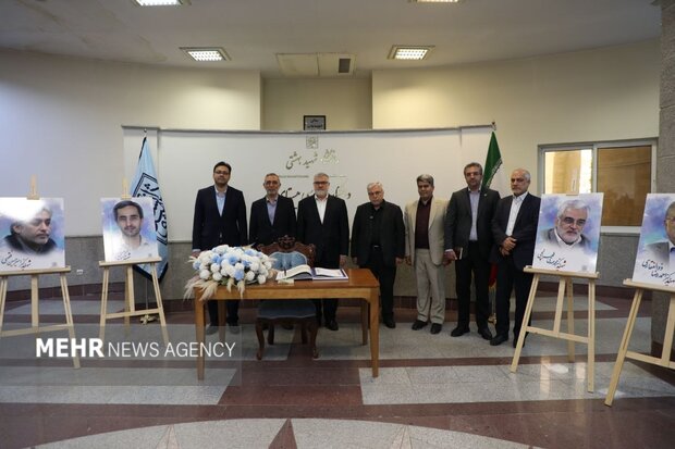 ادای احترام استاندار تهران به شهدای هستهای دانشگاه شهید بهشتی ادای احترام استاندار تهران به شهدای هستهای دانشگاه شهید بهشتی