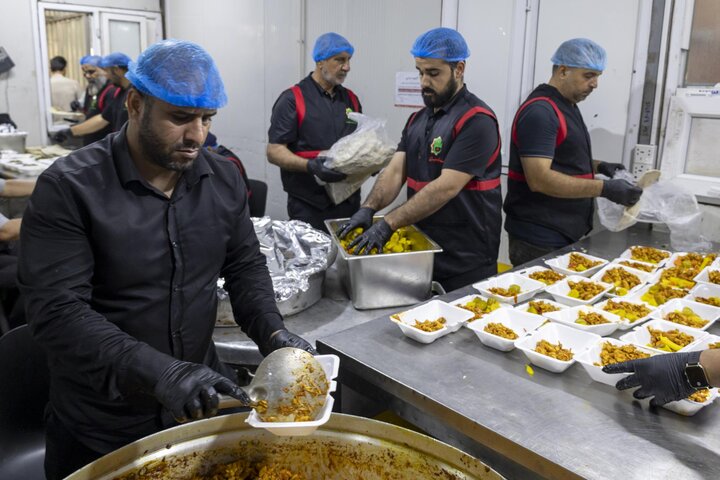 توزیع ۱۰ هزار پرس غذا میان زائران حرم مطهر حضرت عباس(ع) در شب جمعه توزیع ۱۰ هزار پرس غذا میان زائران حرم مطهر حضرت عباس(ع) در شب جمعه