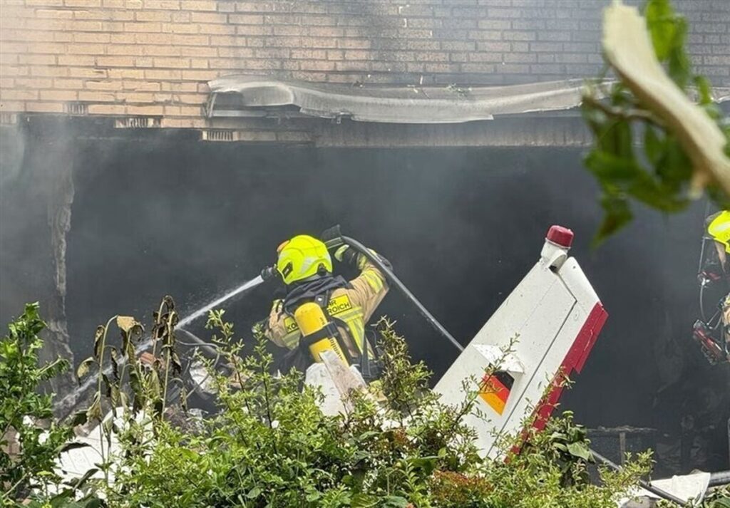جزئیات سقوط هواپیما در یک منطقه مسکونی آلمان جزئیات سقوط هواپیما در یک منطقه مسکونی آلمان