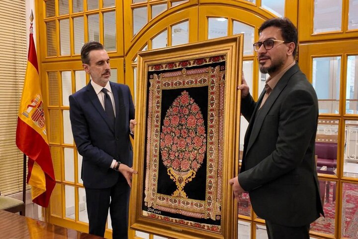 قدردانی جامعه قرآنی از سفیر اسپانیا در ایران قدردانی جامعه قرآنی از سفیر اسپانیا در ایران
