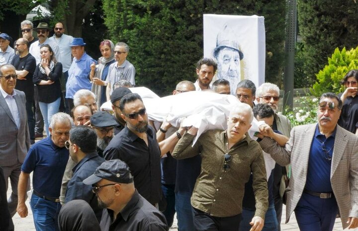 وداع با نقاش پرترههای ماندگار؛ پیکر علی خسروی در میان یارانش تشییع شد وداع با نقاش پرترههای ماندگار؛ پیکر علی خسروی در میان یارانش تشییع شد