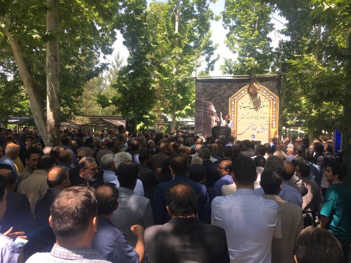 آئین وداع با پیکر هنرمند عرصه موسیقی لرستان برگزار شد آئین وداع با پیکر هنرمند عرصه موسیقی لرستان برگزار شد
