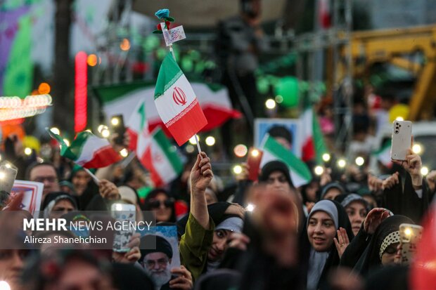 با پرچم ایران به مهمانی غدیر بیایید؛ این مراسم برای همه است با پرچم ایران به مهمانی غدیر بیایید؛ این مراسم برای همه است