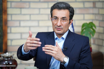 ببینید| میانگین سنی کسانیکه برای دانشآموز ۱۸ ساله تصمیمگیری میکنند بالای ۶۰ سال است ببینید| میانگین سنی کسانیکه برای دانشآموز ۱۸ ساله تصمیمگیری میکنند بالای ۶۰ سال است