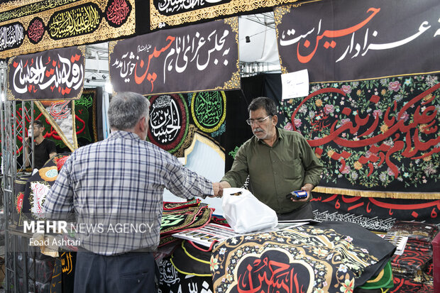 برگزاری آئین سیاه پوشان شهر تهران؛ عطر سیب در میدان امام حسین برپا شد برگزاری آئین سیاه پوشان شهر تهران؛ عطر سیب در میدان امام حسین برپا شد