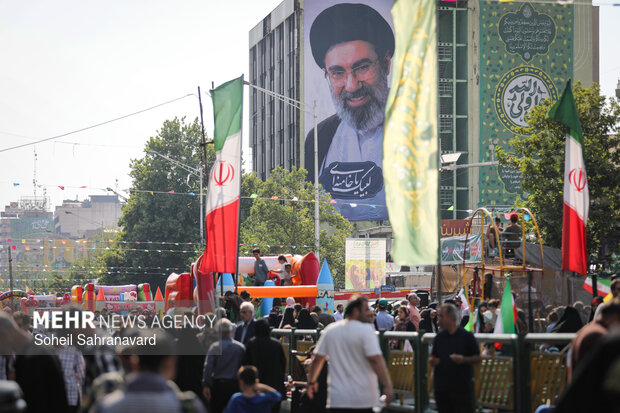 بیعت در امتداد بعثت؛تهرانیها در مهمانی کیلومتری غدیر سنگ تمام گذاشتند بیعت در امتداد بعثت؛تهرانیها در مهمانی کیلومتری غدیر سنگ تمام گذاشتند