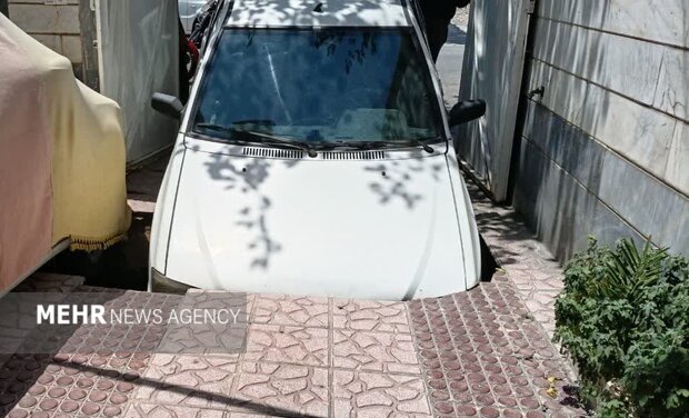 خودروی سقوطکرده به اعماق حفره در بهارستان نجات داده شد خودروی سقوطکرده به اعماق حفره در بهارستان نجات داده شد