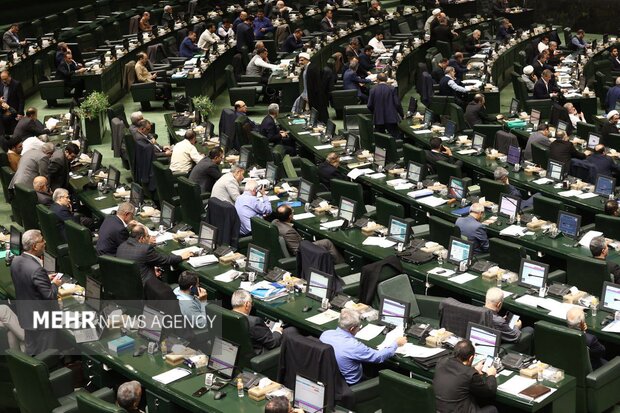 صحن علنی مجلس هفته پس از تشییع پیکر رهبر شهید انقلاب برگزار میشود صحن علنی مجلس هفته پس از تشییع پیکر رهبر شهید انقلاب برگزار میشود