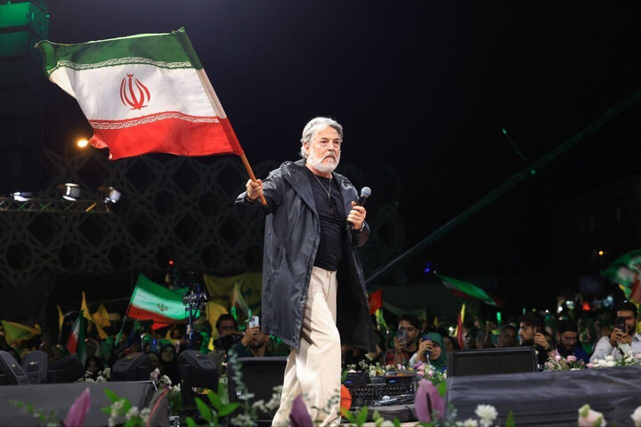 «قیصر» برای تیم ملی فوتبال ایران خواند؛ شنیدن «ستاره های ایران» «قیصر» برای تیم ملی فوتبال ایران خواند؛ شنیدن «ستاره های ایران»