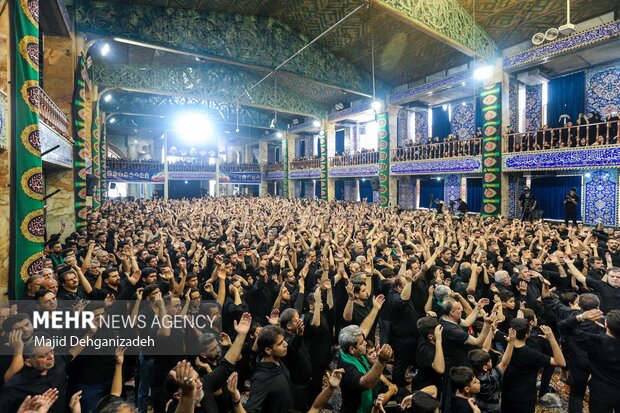 نوحه خوانی «راغب» در مسجد حظیره یزد همزمان با روز تاسوعای حسینی نوحه خوانی «راغب» در مسجد حظیره یزد همزمان با روز تاسوعای حسینی