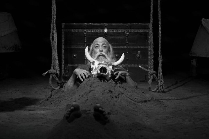 وقتی بیضایی محدود نماندن به اصول را ستود؛ در این نمایش حق با ضحاک است! وقتی بیضایی محدود نماندن به اصول را ستود؛ در این نمایش حق با ضحاک است!