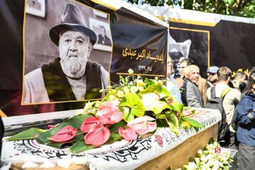آخرین صحنه «عمو اکبر»؛ مردم برای مردی که سالها خنداند، ایستادند و تشویق کردند آخرین صحنه «عمو اکبر»؛ مردم برای مردی که سالها خنداند، ایستادند و تشویق کردند