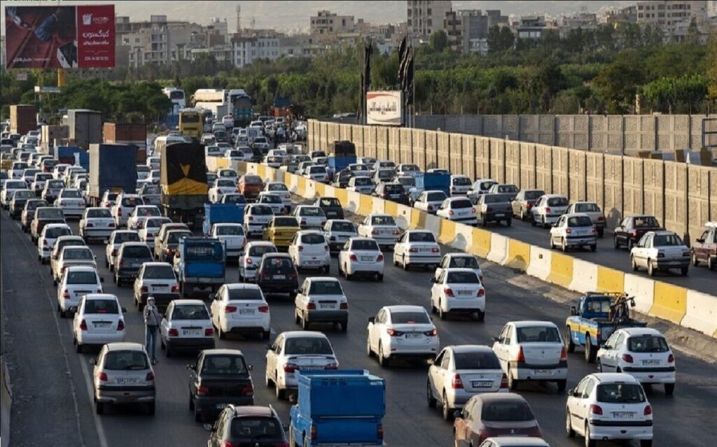 آخرین وضعیت ترافیکی محورهای منتهی به شهر قم / ترافیک آزادراه تهران–قم به اوج رسید آخرین وضعیت ترافیکی محورهای منتهی به شهر قم / ترافیک آزادراه تهران–قم به اوج رسید