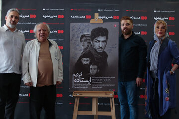 «ایستاده مردیم» پس از پنج سال انتظار به سینماهای هنر و تجربه رسید «ایستاده مردیم» پس از پنج سال انتظار به سینماهای هنر و تجربه رسید