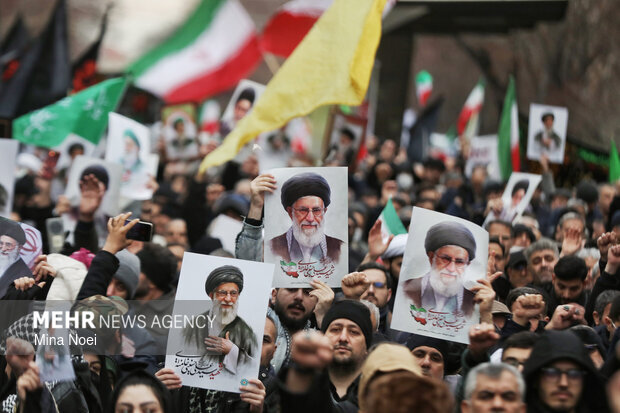 باز هم رهبر ما را کنار هم جمع کرد؛ سیاستمداران مردم ایران را نشناختند! باز هم رهبر ما را کنار هم جمع کرد؛ سیاستمداران مردم ایران را نشناختند!