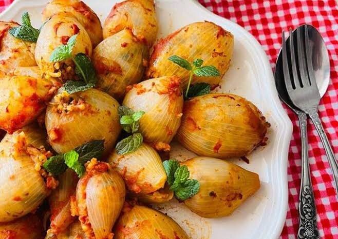 دلمه پیاز مجلسی؛ این دستور پخت طعمش از همه دلمهها خاصتر است دلمه پیاز مجلسی؛ این دستور پخت طعمش از همه دلمهها خاصتر است
