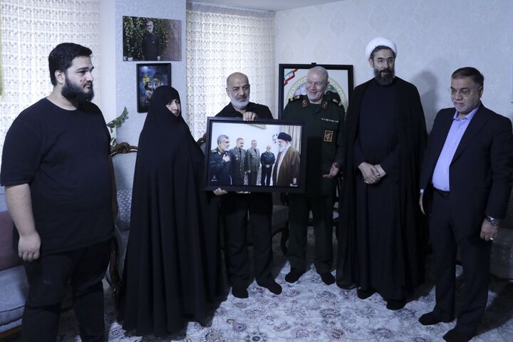 دیدار سردار صفوی با خانواده سرلشکر شهید حاجیزاده دیدار سردار صفوی با خانواده سرلشکر شهید حاجیزاده