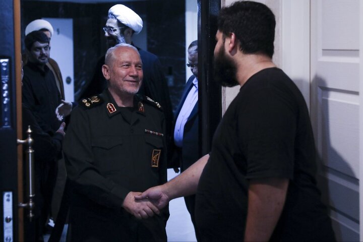 دیدار سردار صفوی با خانواده سرلشکر شهید حاجیزاده دیدار سردار رحیمصفوی با خانواده سرلشکر شهید حاجیزاده