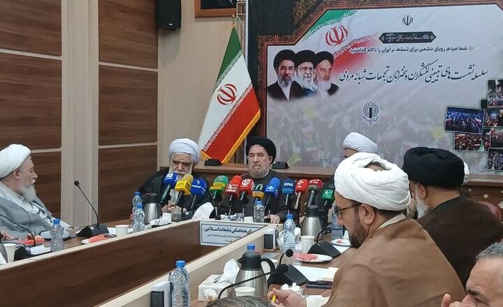 راهپیمایی جاماندگان اربعین با شعار «باید برخاست» و نماد مشت گره کرده راهپیمایی جاماندگان اربعین با شعار «باید برخاست» و نماد مشت گره کرده