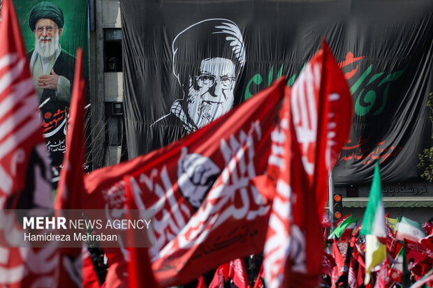 طوفانی از عشق در گذرگاه سوگ؛ وقتی هنر غم ملت را به تصویر میکشد طوفانی از عشق در گذرگاه سوگ؛ وقتی هنر غم ملت را به تصویر میکشد