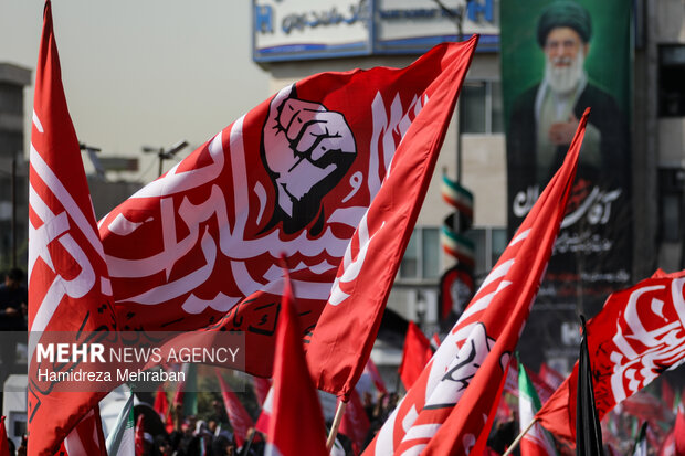 طوفانی از عشق در گذرگاه سوگ؛ وقتی هنر غم ملت را به تصویر میکشد طوفانی از عشق در گذرگاه سوگ؛ وقتی هنر غم ملت را به تصویر میکشد