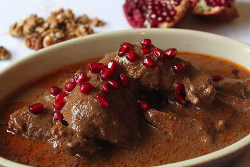 فسنجان اردک؛ غذایی که شما را یکراست به کودکی و عروسی های روستایی گیلان می برد فسنجان اردک؛ غذایی که شما را یکراست به کودکی و عروسی های روستایی گیلان می برد