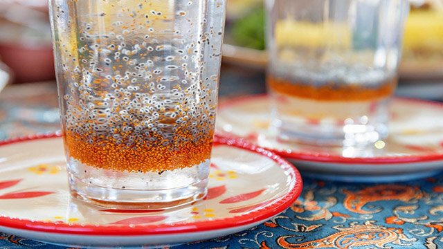 چگونه با تخم شربتی و خاکشیر شربت درست کنیم؟ + روش تهیه چگونه با تخم شربتی و خاکشیر شربت درست کنیم؟ + روش تهیه