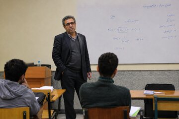 از انقلاب فرهنگی تا گزینشهای ایدئولوژیک؛ دانشگاههای ایران چرا از جهان علم عقب افتادند؟/ کسی که اوایل انقلاب استاد اخراج میکرد خودش بعدتر اخراج شد از انقلاب فرهنگی تا گزینشهای ایدئولوژیک؛ دانشگاههای ایران چرا از جهان علم عقب افتادند؟/ کسی که اوایل انقلاب استاد اخراج میکرد خودش بعدتر اخراج شد