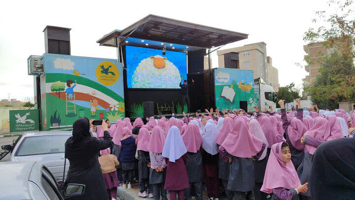 تماشاخانه سیار کانون مهمان ۴۰ منطقه روستایی و کم برخوردار استان اردبیل تماشاخانه سیار کانون مهمان ۴۰ منطقه روستایی و کم برخوردار استان اردبیل