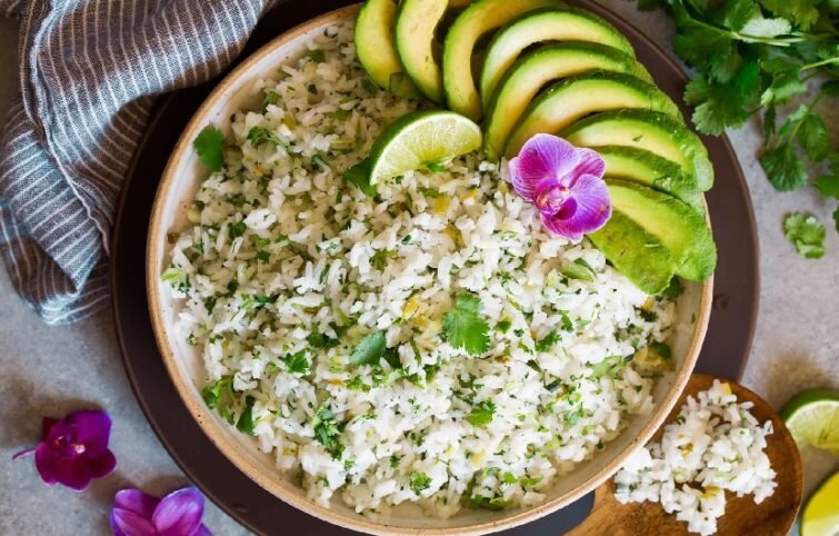 طرز تهیه گشنیز پلو لیمویی؛ برنج خوشعطری که میتوانید با ماهی و مرغ سرو کنید طرز تهیه گشنیز پلو لیمویی؛ برنج خوشعطری که میتوانید با ماهی و مرغ سرو کنید