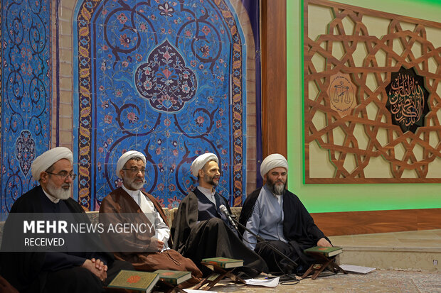 محفل قرآنیها به مناسبت چهلم رهبر شهید انقلاب محفل قرآنیها به مناسبت چهلم رهبر شهید انقلاب