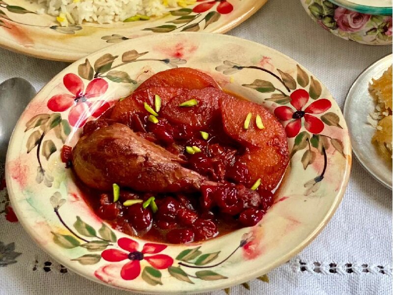 مرغ با سس آلبالو؛ یک غذای وسوسهانگیز برای سفره ایرانی مرغ با سس آلبالو؛ یک غذای وسوسهانگیز برای سفره ایرانی